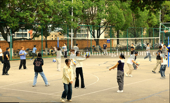 一张卡片从指尖滑过，用户轻触屏幕，随即弹出流畅的交互反馈。